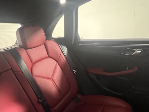 Certified 2025 Porsche Macan AWD/4WD image 17