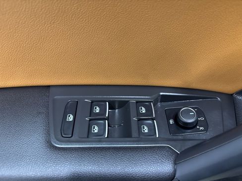 Used 2019 Volkswagen Tiguan SE image 14