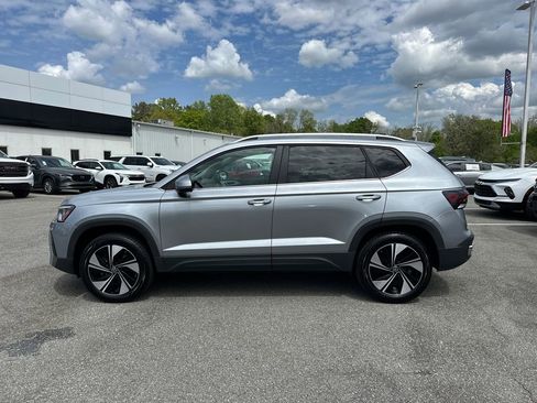 Used 2025 Volkswagen Taos SE AWD/4WD image 4