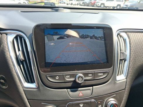 Used 2017 Chevrolet Malibu LT FWD image 10