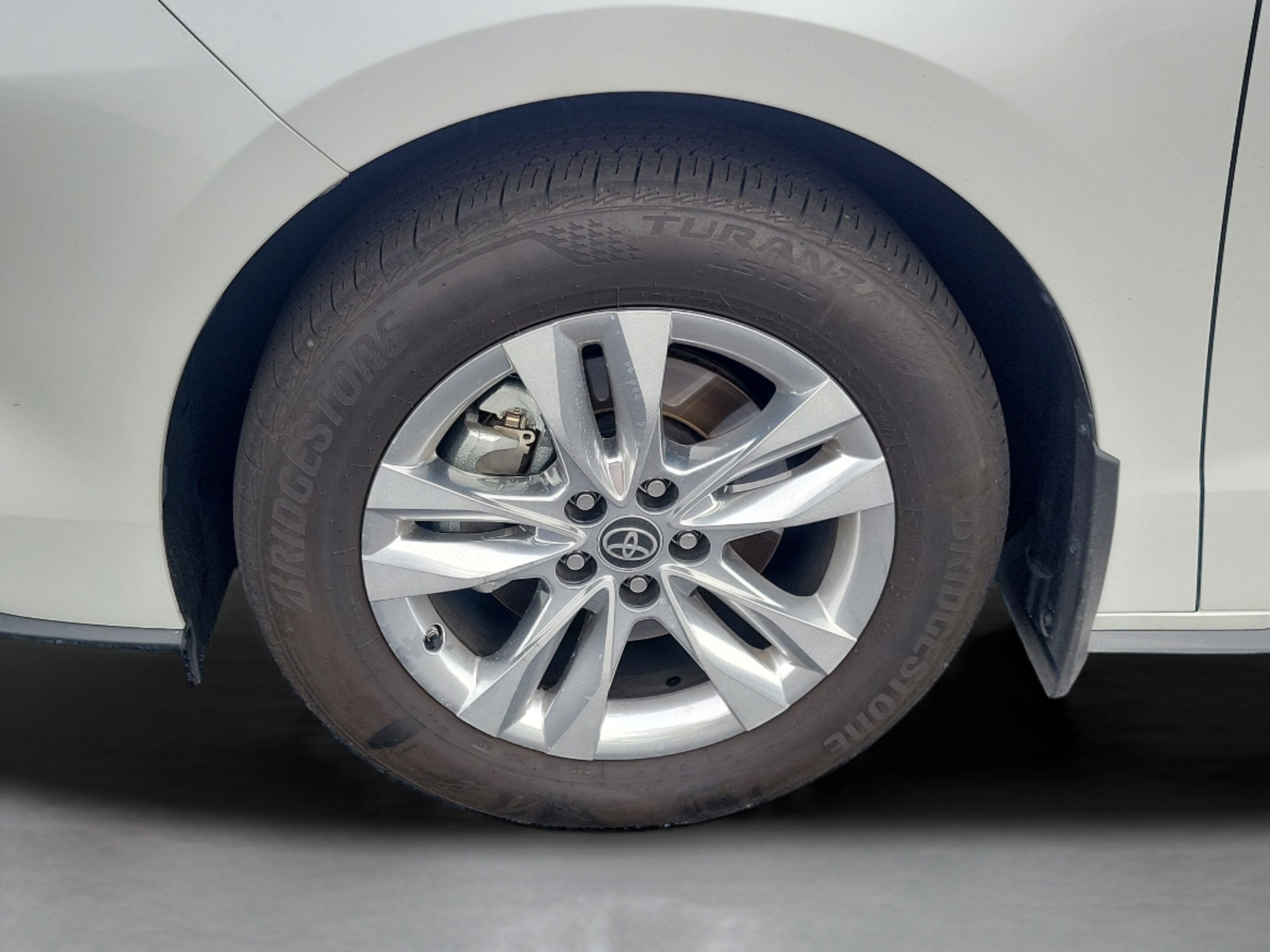 Certified 2025 Toyota Sienna Limited FWD image 30