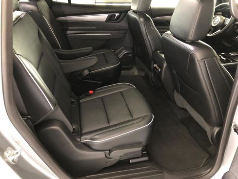 Used 2025 Buick Enclave Preferred image 9