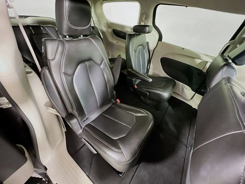 Used 2023 Chrysler Pacifica Touring-L FWD image 25