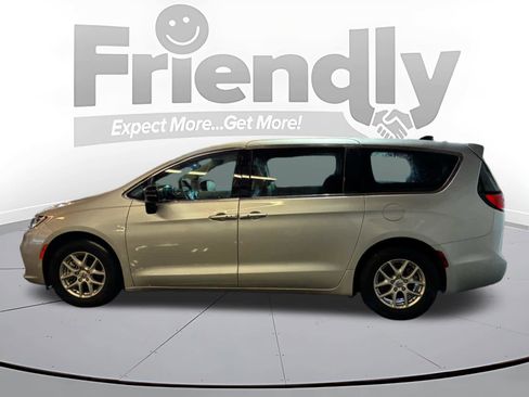 Used 2024 Chrysler Pacifica Touring-L image 9