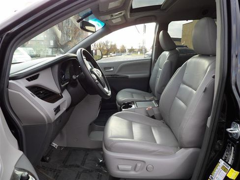 Used 2017 Toyota Sienna XLE image 10