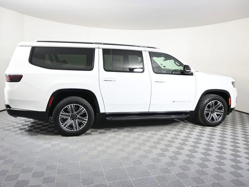 Used 2023 Jeep Wagoneer L Series II image 7