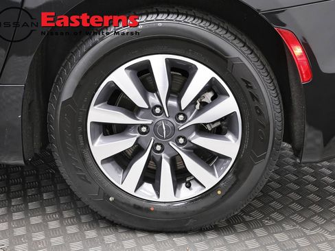 Used 2023 Chrysler Pacifica Touring-L FWD image 34