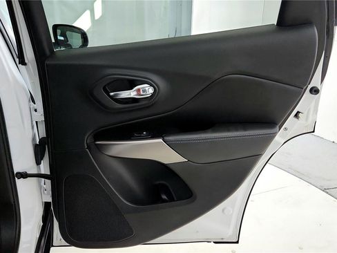 Used 2019 Jeep Cherokee Latitude w/ Popular Appearance Group image 19