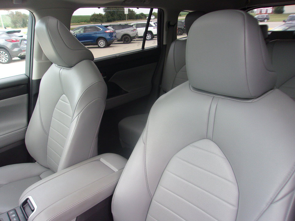 Used 2021 Toyota Highlander XLE AWD/4WD image 11