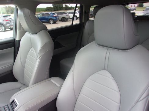 Used 2021 Toyota Highlander XLE AWD/4WD image 11