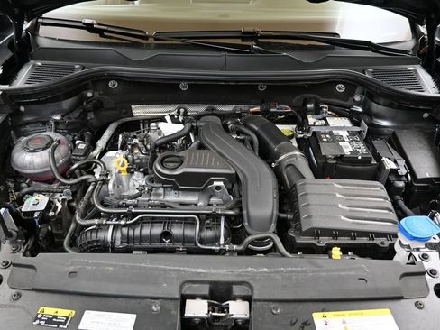 Used 2025 Volkswagen Taos SE AWD/4WD image 9
