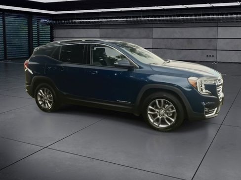 Used 2023 GMC Terrain SLT image 2