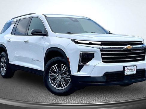 Used 2026 Chevrolet Traverse LT AWD/4WD image 12