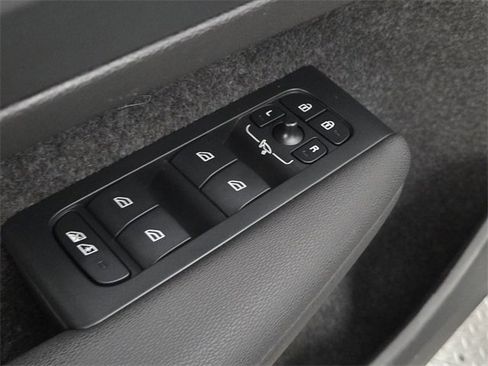 Used 2024 Volvo XC40 B5 Ultimate w/ Protection Package Premier image 19