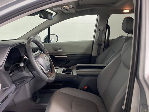 Used 2021 Toyota Sienna XLE AWD/4WD image 16