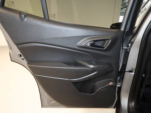 Used 2025 Chevrolet Trax LT FWD image 21