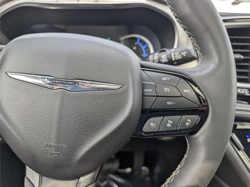 Used 2023 Chrysler Pacifica Limited w/ Uconnect Theater Family Group FWD image 28
