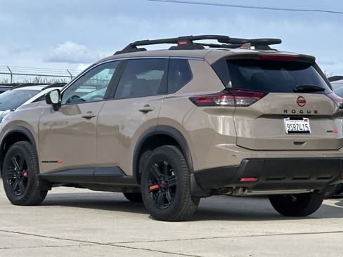 Used 2025 Nissan Rogue SV image 5