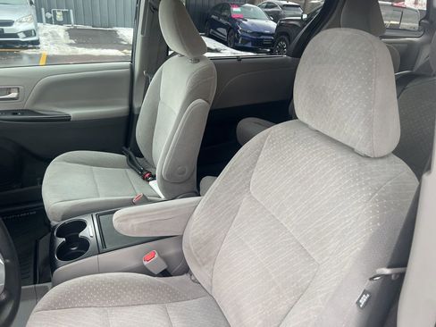 Used 2019 Toyota Sienna LE image 5