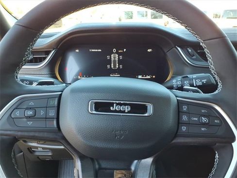 New 2025 Jeep Grand Cherokee Limited w/ Luxury Tech Group II image 17