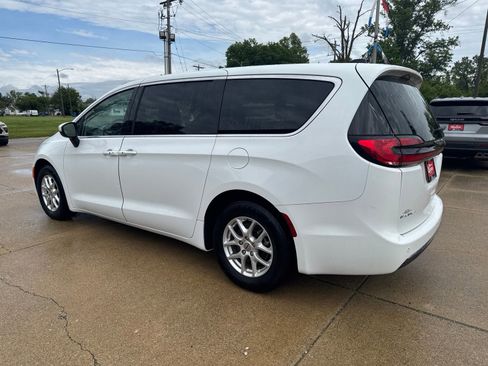 Used 2023 Chrysler Pacifica Touring-L FWD image 5