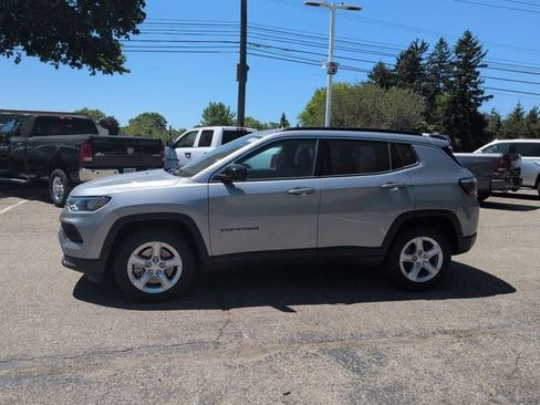 Used 2024 Jeep Compass Latitude w/ Convenience Group AWD/4WD image 6