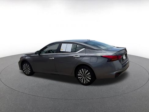 Used 2025 Nissan Altima 2.5 SV FWD image 10
