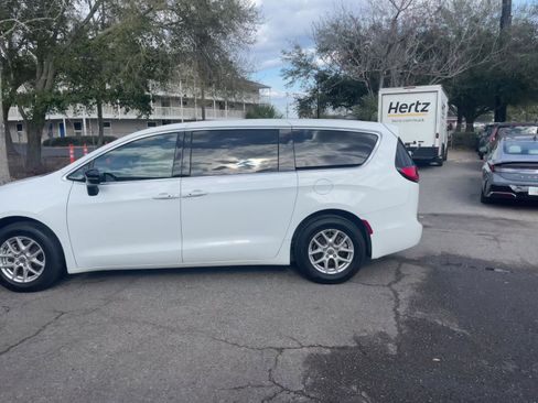 Used 2025 Chrysler Pacifica Select image 8