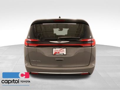 Used 2025 Chrysler Pacifica Select