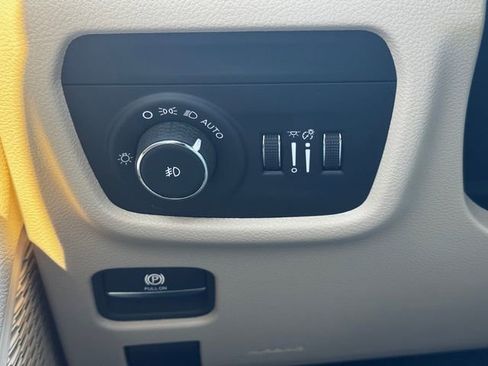 Certified 2024 Jeep Grand Cherokee Limited AWD/4WD image 24