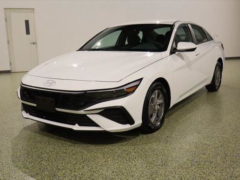Used 2024 Hyundai Elantra SE FWD image 4