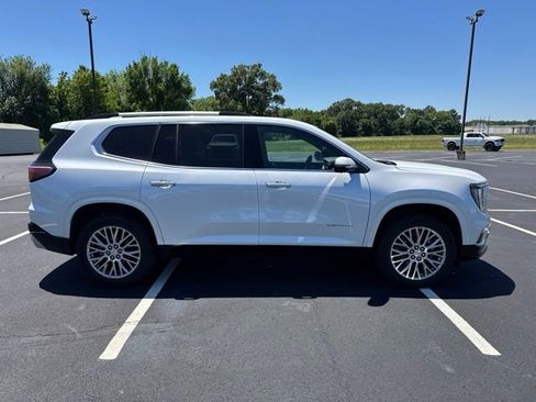 Used 2024 GMC Acadia Denali FWD image 2