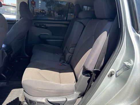 Used 2023 Toyota Highlander LE FWD image 15