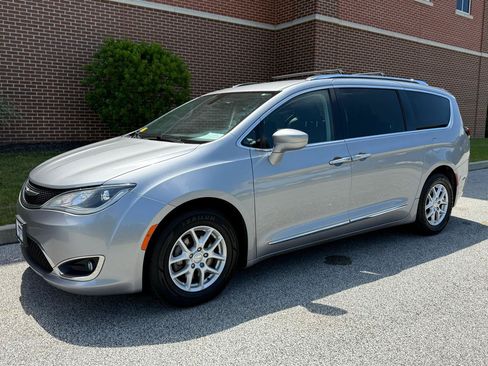 Used 2020 Chrysler Pacifica Touring-L FWD image 2