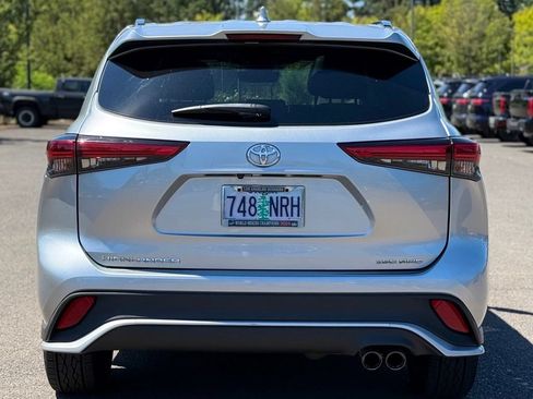 Used 2022 Toyota Highlander XSE AWD/4WD image 4