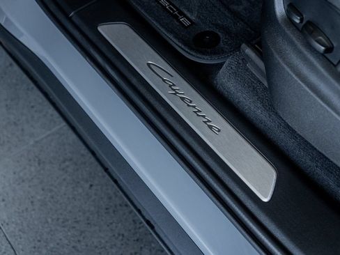 Certified 2025 Porsche Cayenne AWD/4WD image 17