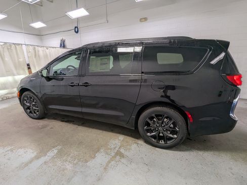 New 2026 Chrysler Pacifica Limited w/ S Appearance Package AWD/4WD image 9