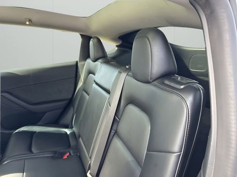 Used 2022 Tesla Model Y Long Range image 15