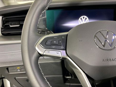 Used 2025 Volkswagen Tiguan SE AWD/4WD image 16