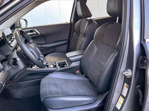 Used 2024 Mitsubishi Outlander SE image 3