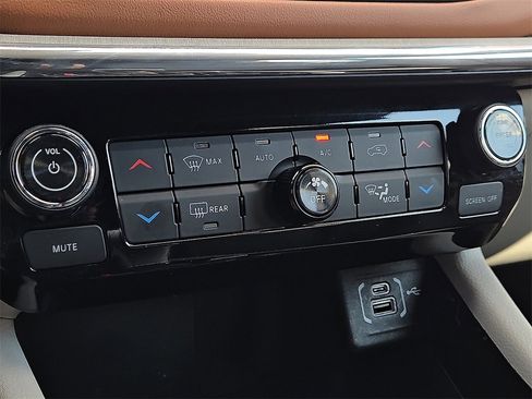 Used 2024 Jeep Compass Limited image 14