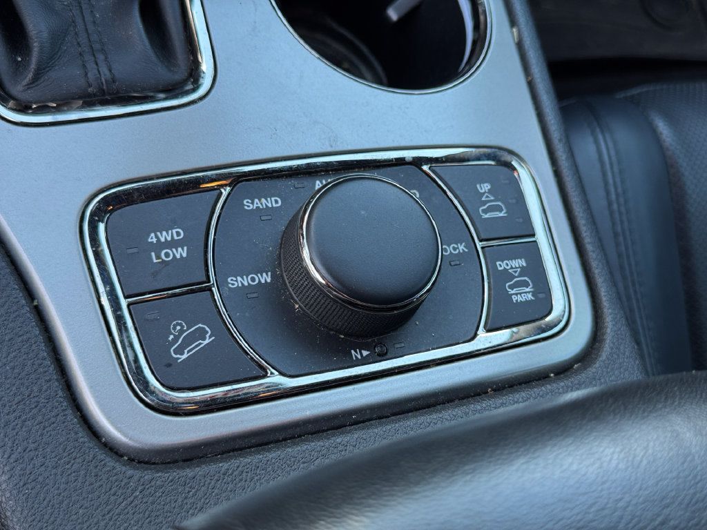 Used 2021 Jeep Grand Cherokee Overland AWD/4WD image 12