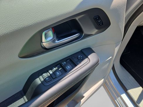 Used 2024 Chrysler Pacifica Touring-L FWD image 21