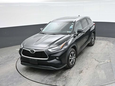 Used 2021 Toyota Highlander XLE AWD/4WD image 35
