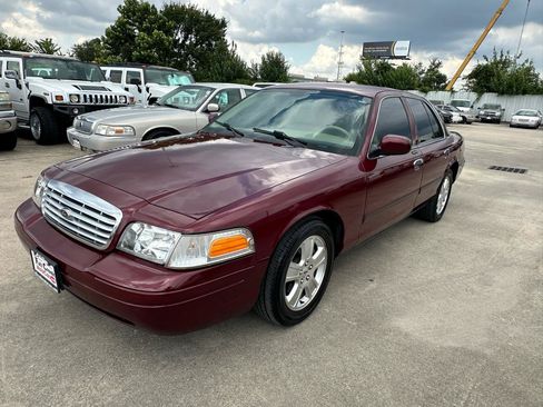 Used 2011 Ford Crown Victoria LX w/ Comfort Appearance Pkg RWD image 2