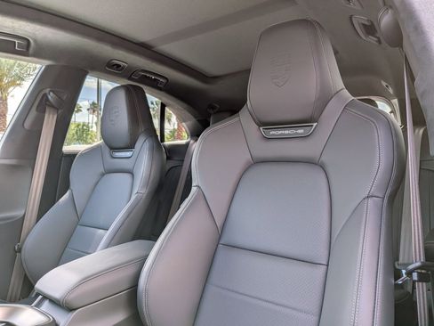 New 2026 Porsche Macan Turbo Electric AWD/4WD image 5