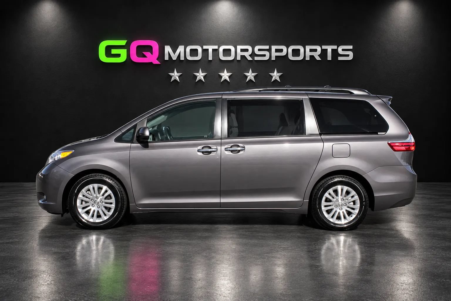 Used 2017 Toyota Sienna XLE w/ XLE Navigation Package FWD image 5