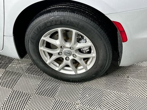 Certified 2024 Chrysler Pacifica Touring-L image 42