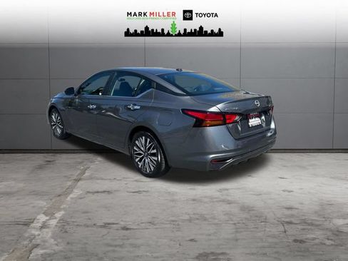 Used 2025 Nissan Altima 2.5 SV FWD image 3