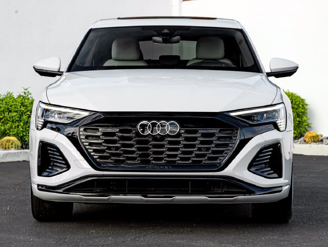 Used 2024 Audi Q8 e-tron Prestige w/ Prestige Package AWD/4WD image 3